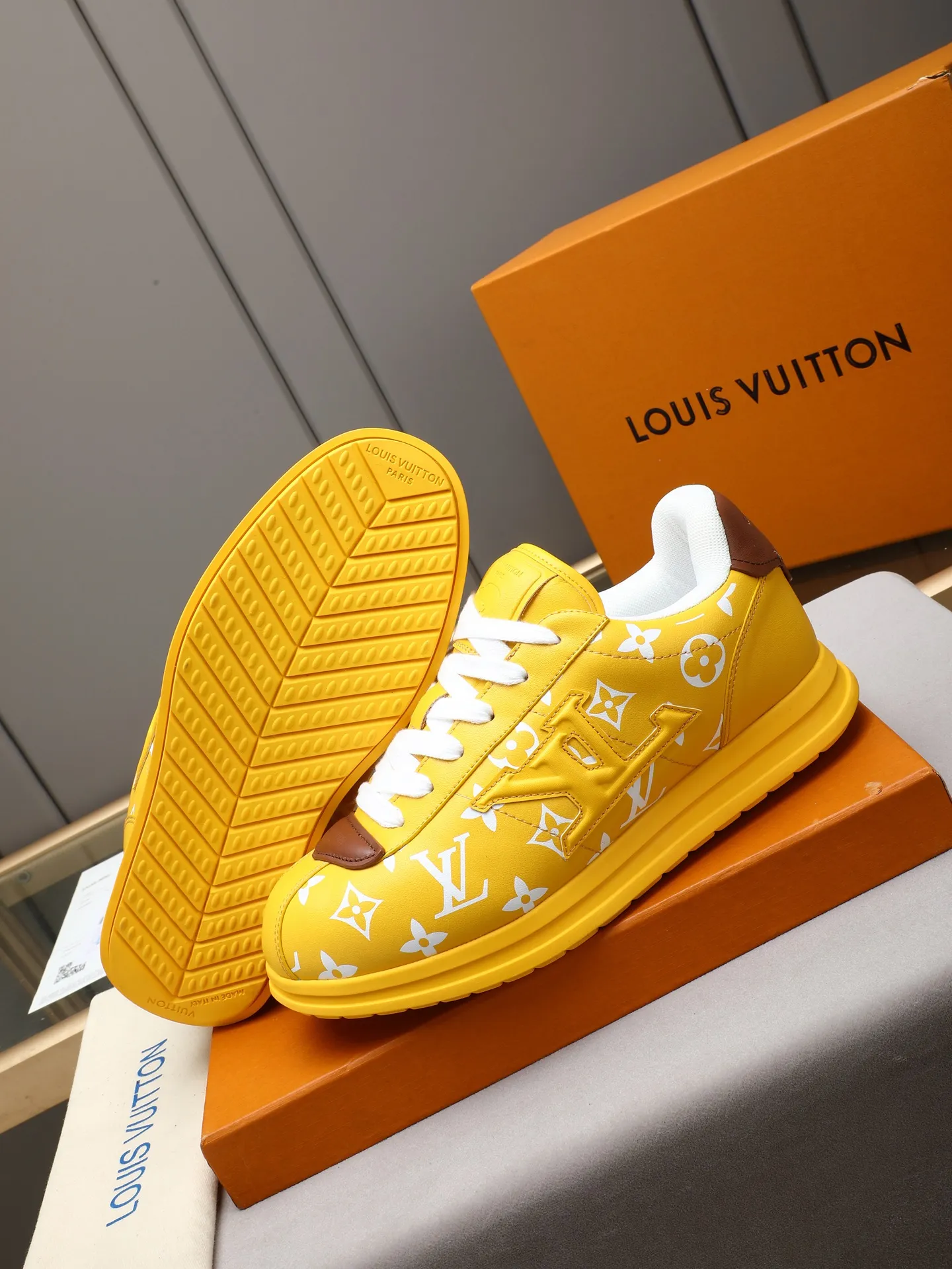 PP560 LV Louis Vuitton L Jialu Brand Runner Tatic Series Thick-soled Casual Sports Shoes Running Shoes Original purchase, development and production This LV Runner Tatic sports shoe combines technical materials such as mesh fabric and ribbons to interpret the inspiration of traditional mountaineering shoes. LV letters are written on one side, the lariat buckle of the quick lacing system is embellished with Monogram flowers and Louis Vuitton logos, and the light and wear-resistant rubber outsole completes the whole. ▪️Fabric: Original imported cowhide + mesh ▪️Inner lining: Original customized breathable mesh ▪️Sole: Original open-molded anti-slip rubber combination material ▪️Size: Men's 38-44 (customized for 45 and 46)